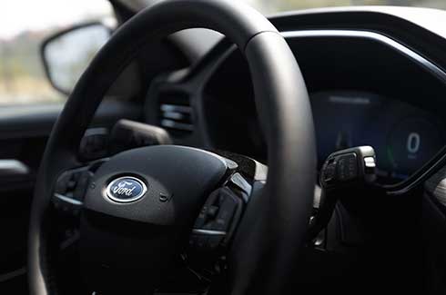 Controla la Velocidad Crucero desde el Volante de Ford Escape HEV 2025, SUV de Gran Seguridad